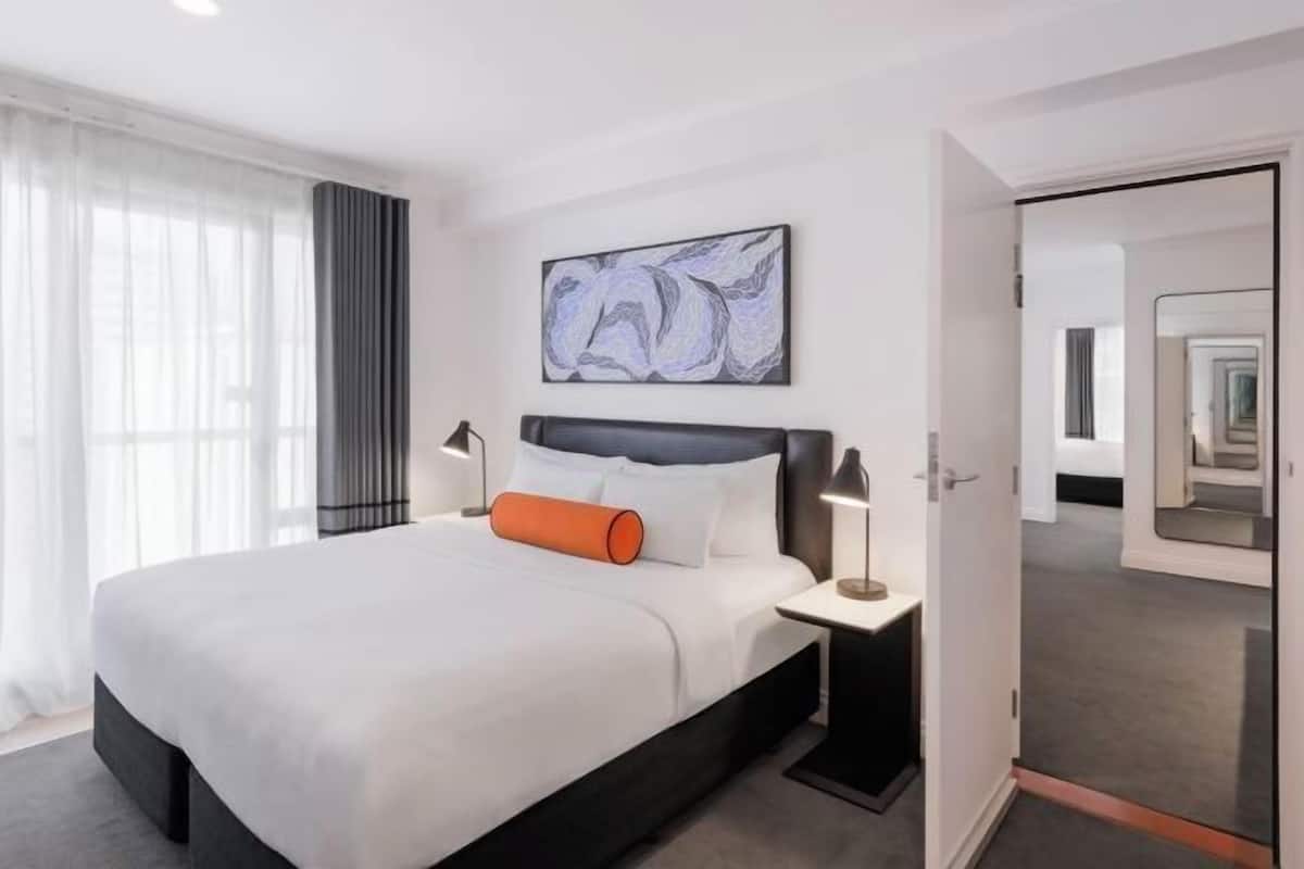 Ropa de cama hipoalergénica y caja de seguridad en la habitación