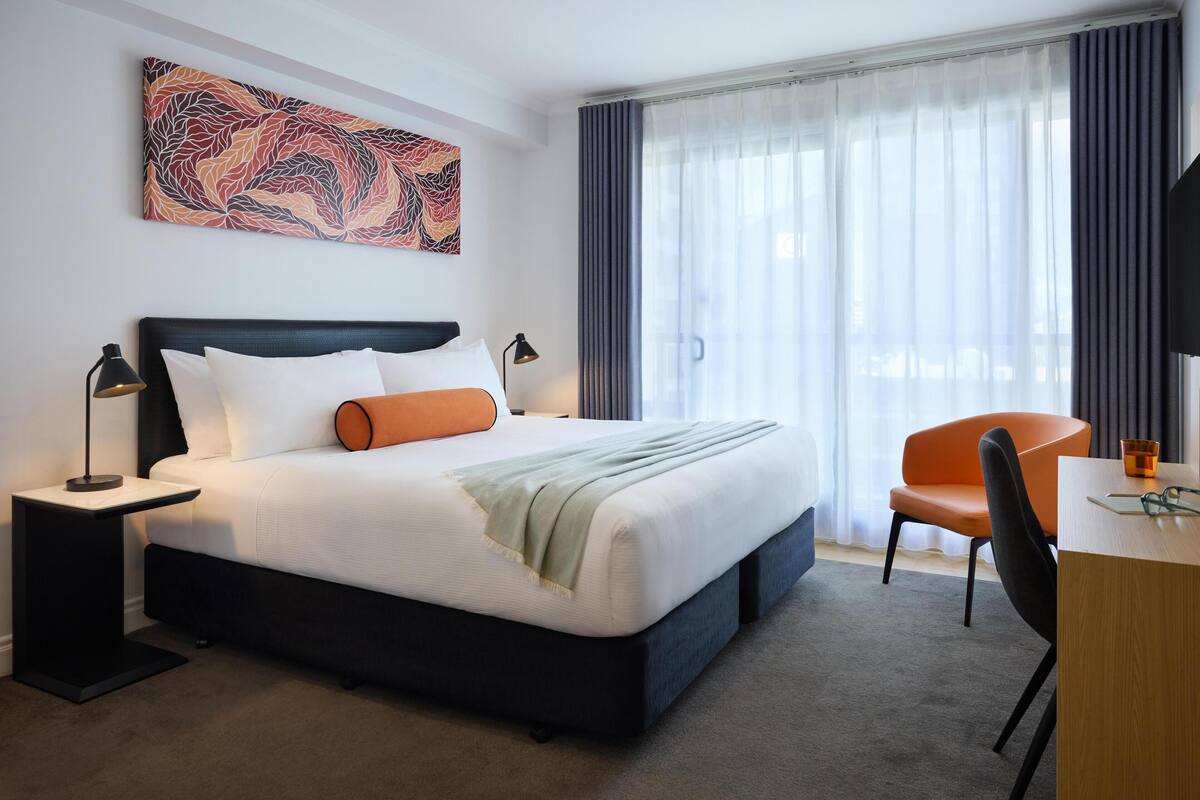 Hypo-allergenic bedding available, in-room safe, desk, blackout drapes