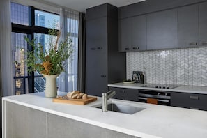 Fridge, coffee/tea maker
