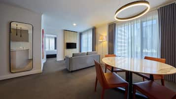 Hypo-allergenic bedding, in-room safe, desk, blackout curtains