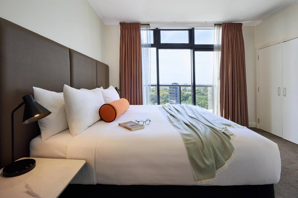 Hypo-allergenic bedding available, in-room safe, desk, blackout drapes