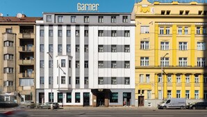 Un edificio de varios pisos con el nombre "Garnier" en la fachada.