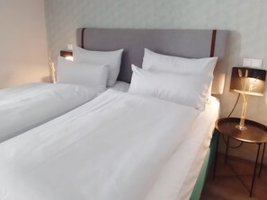 スタンダード ルーム シングルベッド 2 台 | 低刺激性寝具、セーフティボックス (室内)、デスク、防音設備