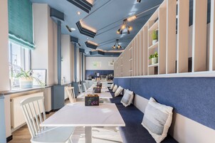 Café da manhã com buffet todos os dias (EUR 17 por pessoa) 