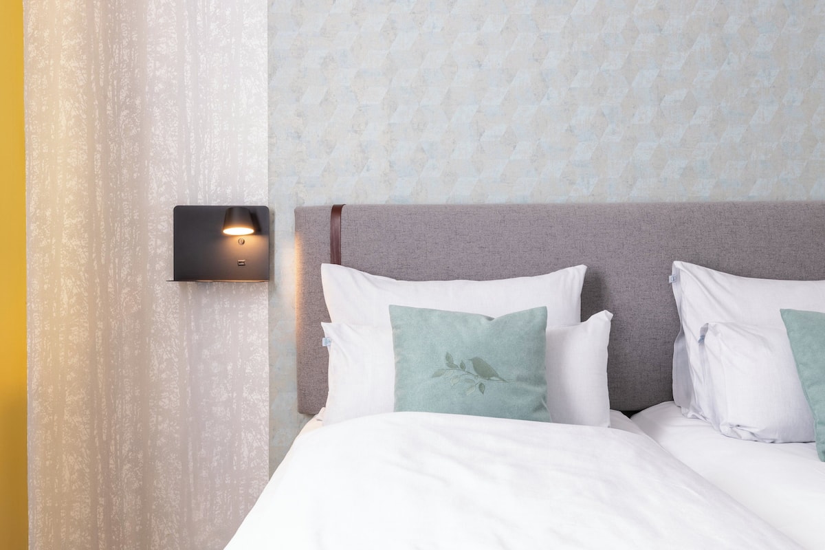 Standaard kamer, 1 queensize bed | Een kluis op de kamer, een bureau, gratis babybedden, gratis wifi