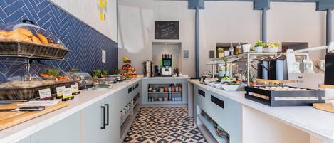 Daily to-go breakfast (EUR 17 per person)