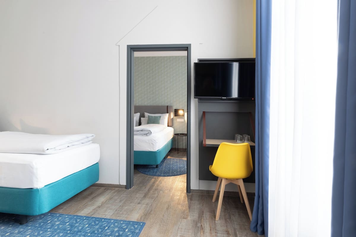 Hypo-allergenic bedding, in-room safe, desk, soundproofing