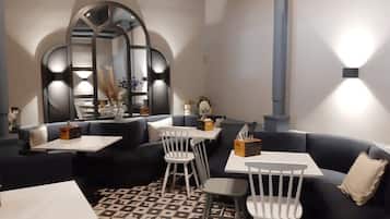 Daily to-go breakfast (EUR 17 per person)