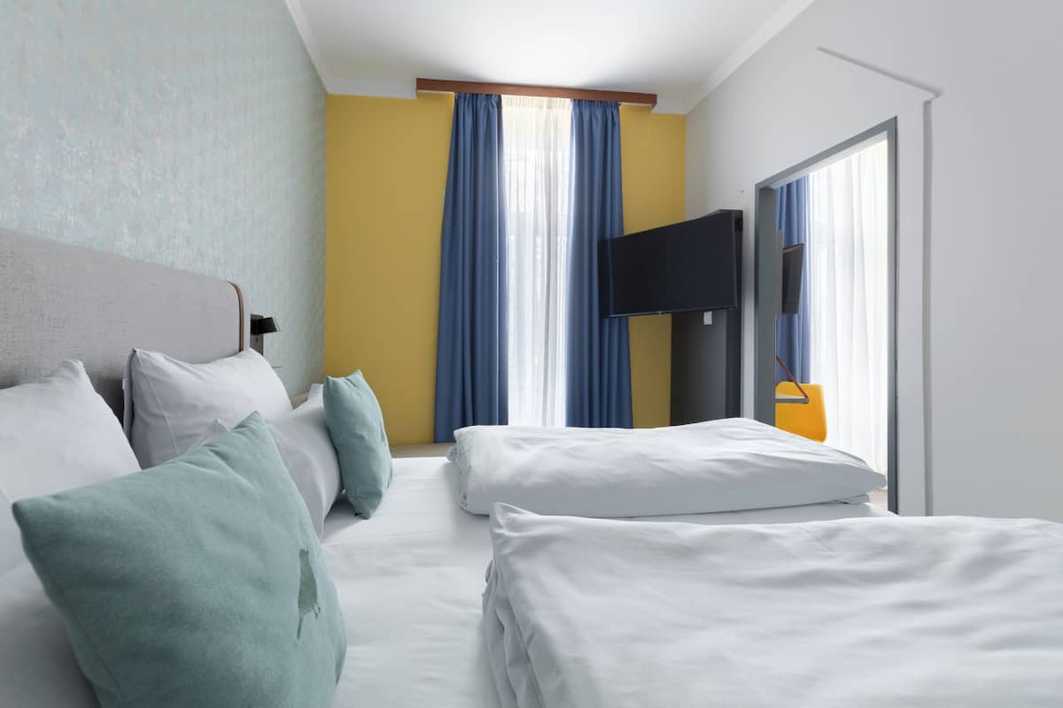 Quarto standard, 2 camas de solteiro | Roupas de cama antialérgicas, cofres nos quartos, escrivaninha