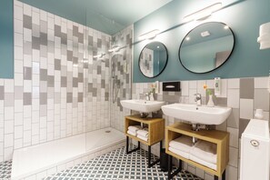 Hair dryer, towels - Garner Hotel Vienna by IHG (Vienna)