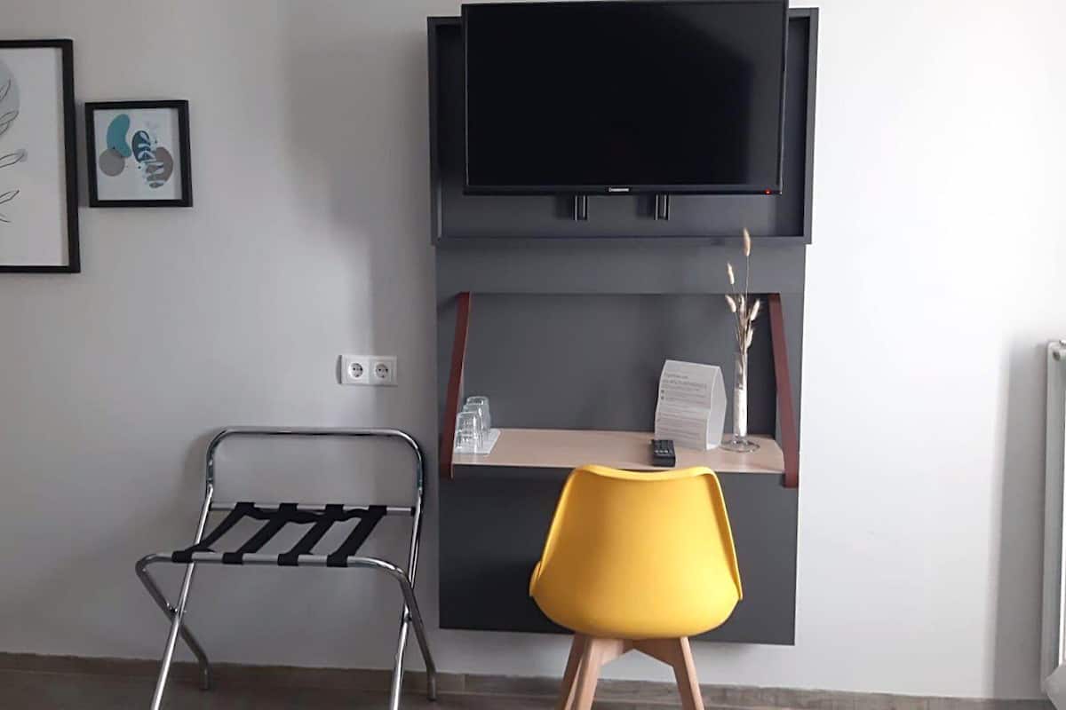 Roupas de cama antialérgicas, cofres nos quartos, escrivaninha