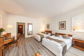 Quadruple Room | In-room safe, blackout curtains, free cots/infant beds, rollaway beds - Novum Hotel Cristall Wien (Vienna)