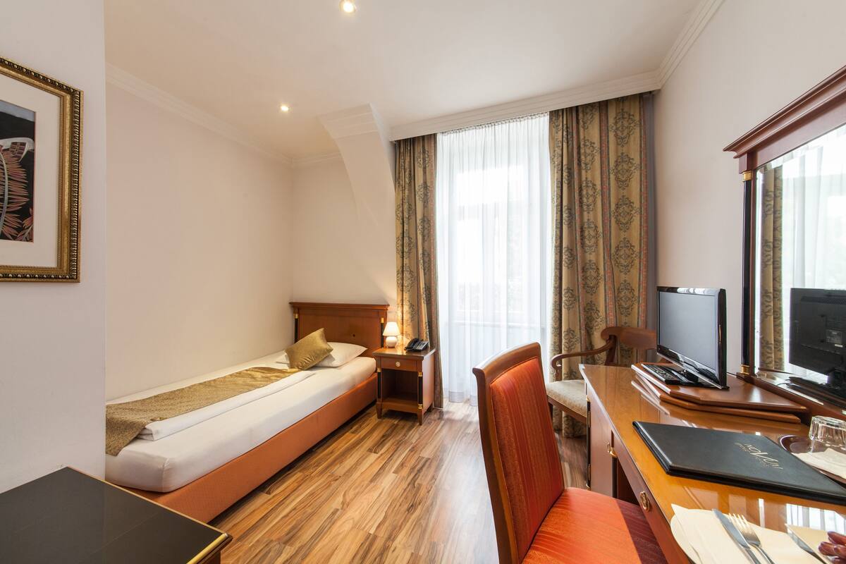 Economy Single Room | In-room safe, blackout drapes, cribs (free), rollaway beds (surcharge)