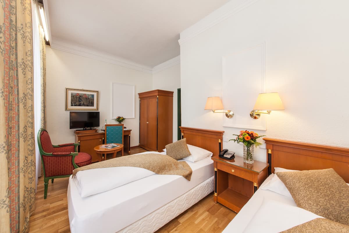 Een kluis op de kamer, verduisterende gordijnen, gratis babybedden
