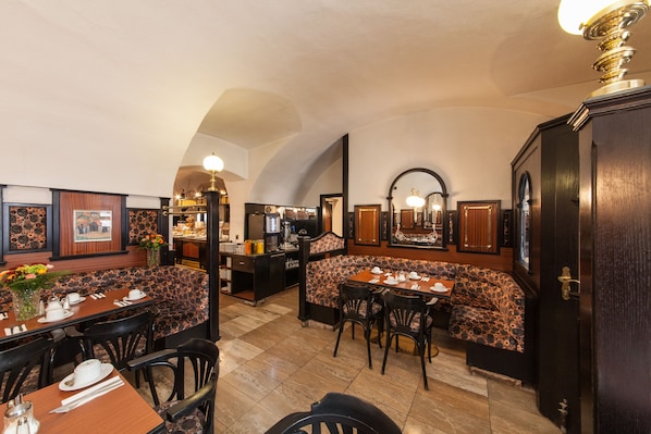 Café da manhã com buffet todos os dias (EUR 6.90 por pessoa) 