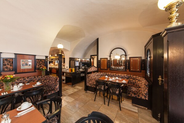 Café da manhã com buffet todos os dias (EUR 6.90 por pessoa)