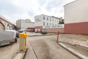 Free self-parking - Novum Hotel Cristall Wien (Vienna)
