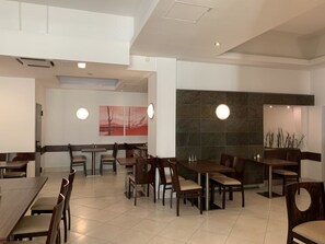 Colazione a buffet, servita tutte le mattine (9 EUR a persona) 