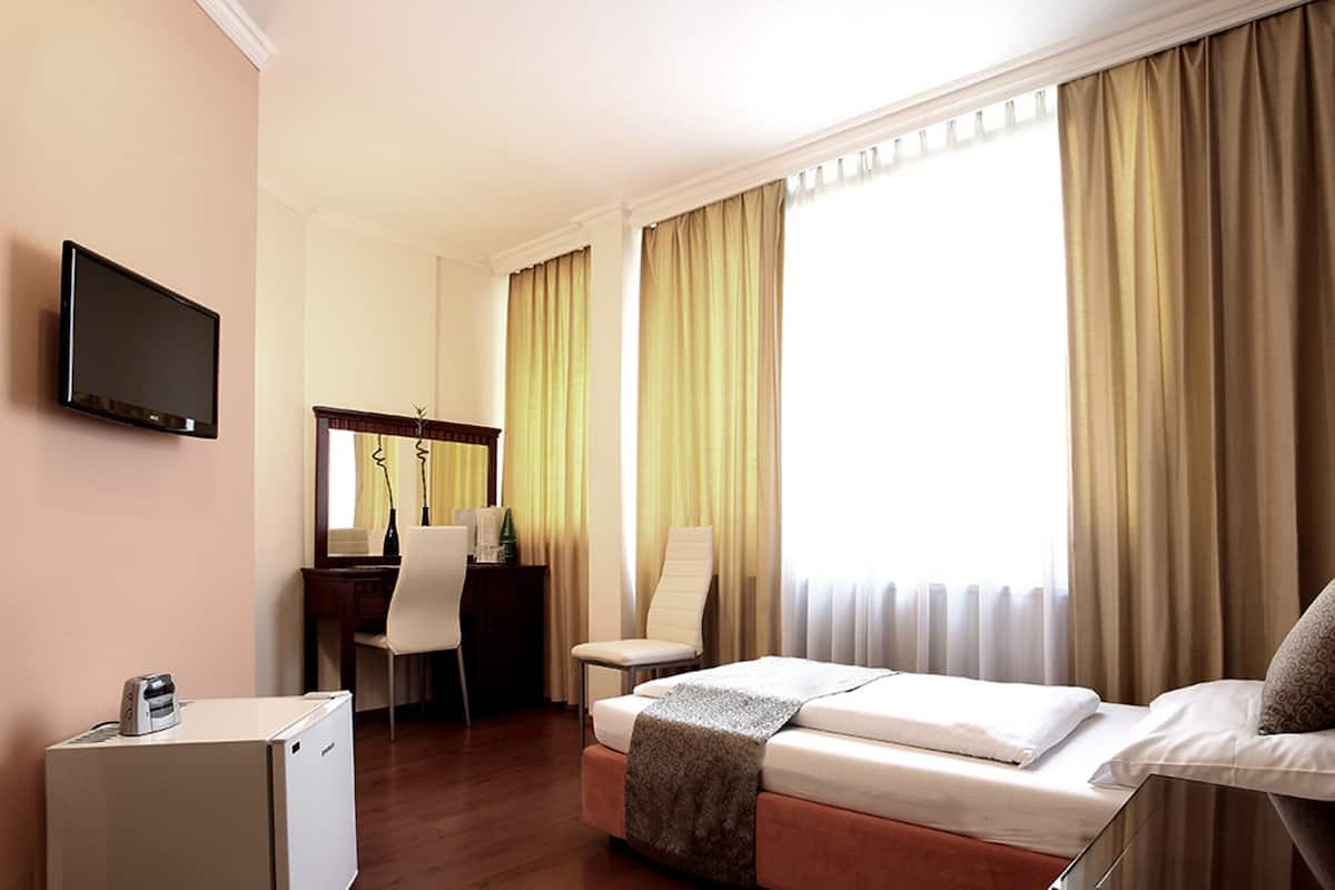 Hypo-allergenic bedding, in-room safe, individually furnished, desk