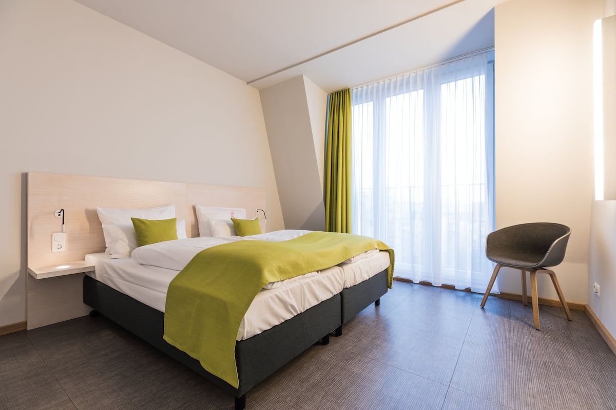 Suite, niet-roken, keuken (Miaboda next door building) | 1 slaapkamer, luxe beddengoed, een kluis op de kamer, een bureau