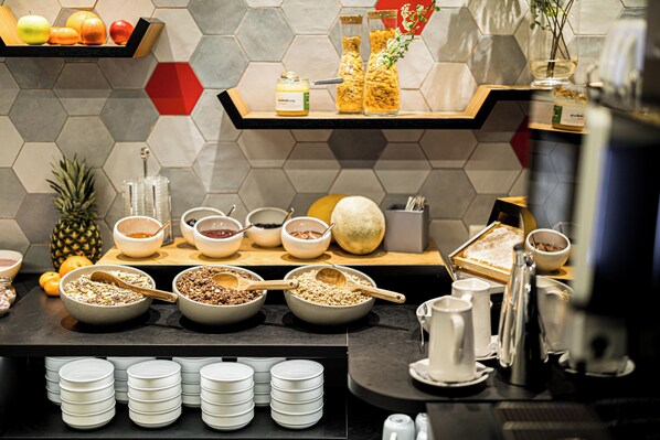 Desayuno buffet (EUR 18 por persona) 