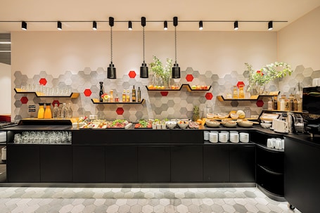 Desayuno buffet diario (EUR 18 por persona)