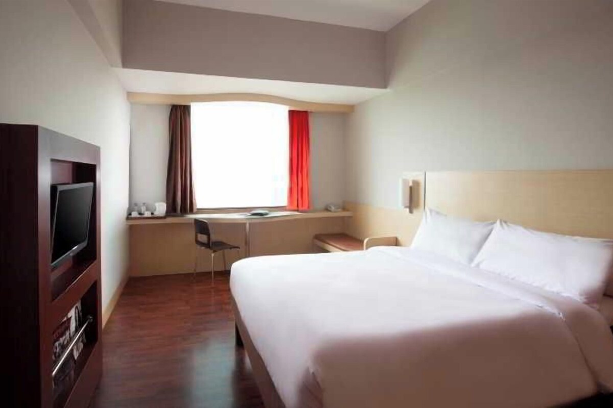 Ropa de cama de alta calidad y caja de seguridad en la habitación 