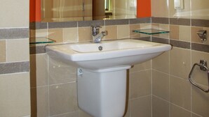 Standardzimmer, 1 Queen-Bett | Waschbecken im Bad