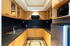 Superior Room, 2 Bedrooms | Private kitchen | Fridge, microwave, stovetop, electric kettle
