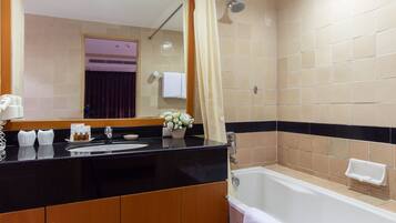 Artículos de tocador gratuitos, secador de pelo, toallas, jabón