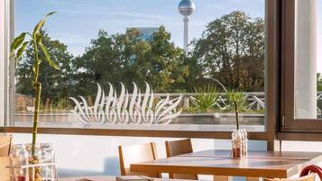 Tägliches Frühstücksbuffet (17 EUR pro Person)