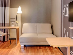 Familjerum - 1 dubbelsÀng med bÀddsoffa | Allergitestade sÀngklÀder, skrivbord och arbetsyta för laptop