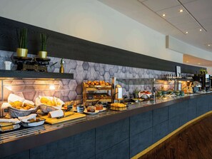 Colazione a buffet, servita tutte le mattine (17 EUR a persona) 