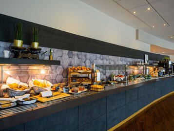 Café da manhã com buffet todos os dias (EUR 17 por pessoa) 