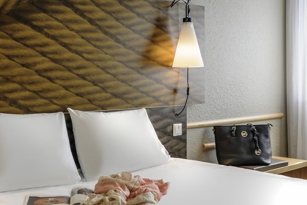 Ropa de cama hipoalergénica y escritorio