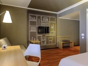 Camera familiare, 1 letto matrimoniale con divano letto | Biancheria da letto ipoallergenica, una scrivania, postazione laptop