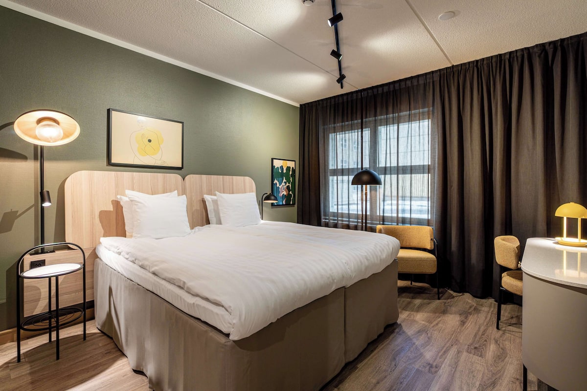 Standard Room, 1 King Bed