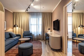 Hypo-allergenic bedding, minibar, in-room safe, desk