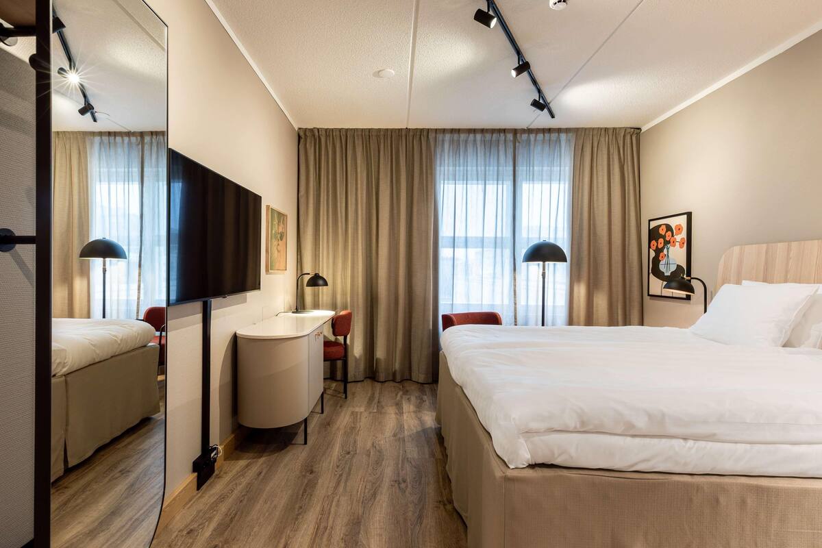 Allergitestet sengetøy, minibar, safe på rommet og skrivebord
