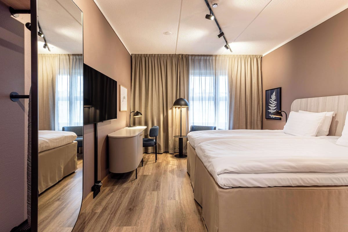 Hypo-allergenic bedding, minibar, in-room safe, desk