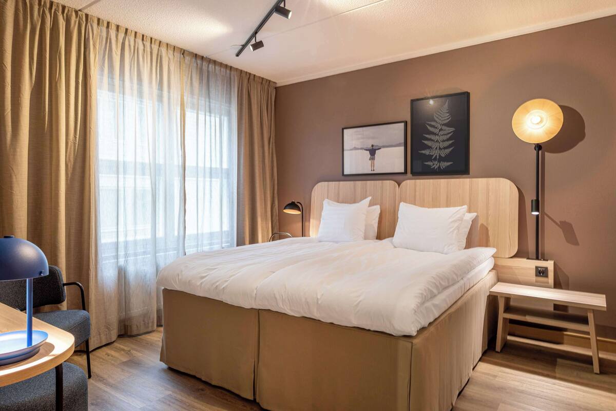 Suite – junior | Allergitestet sengetøy, minibar, safe på rommet og skrivebord
