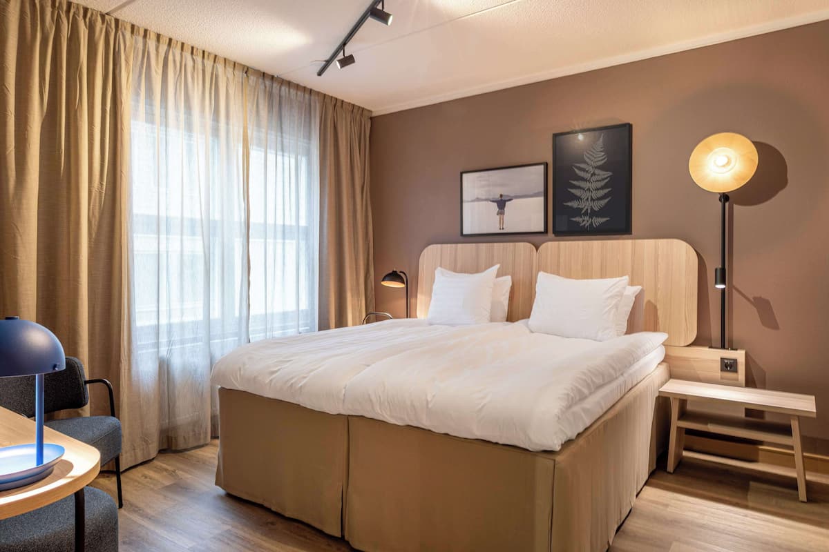Junior Suite | Hypo-allergenic bedding, minibar, in-room safe, desk