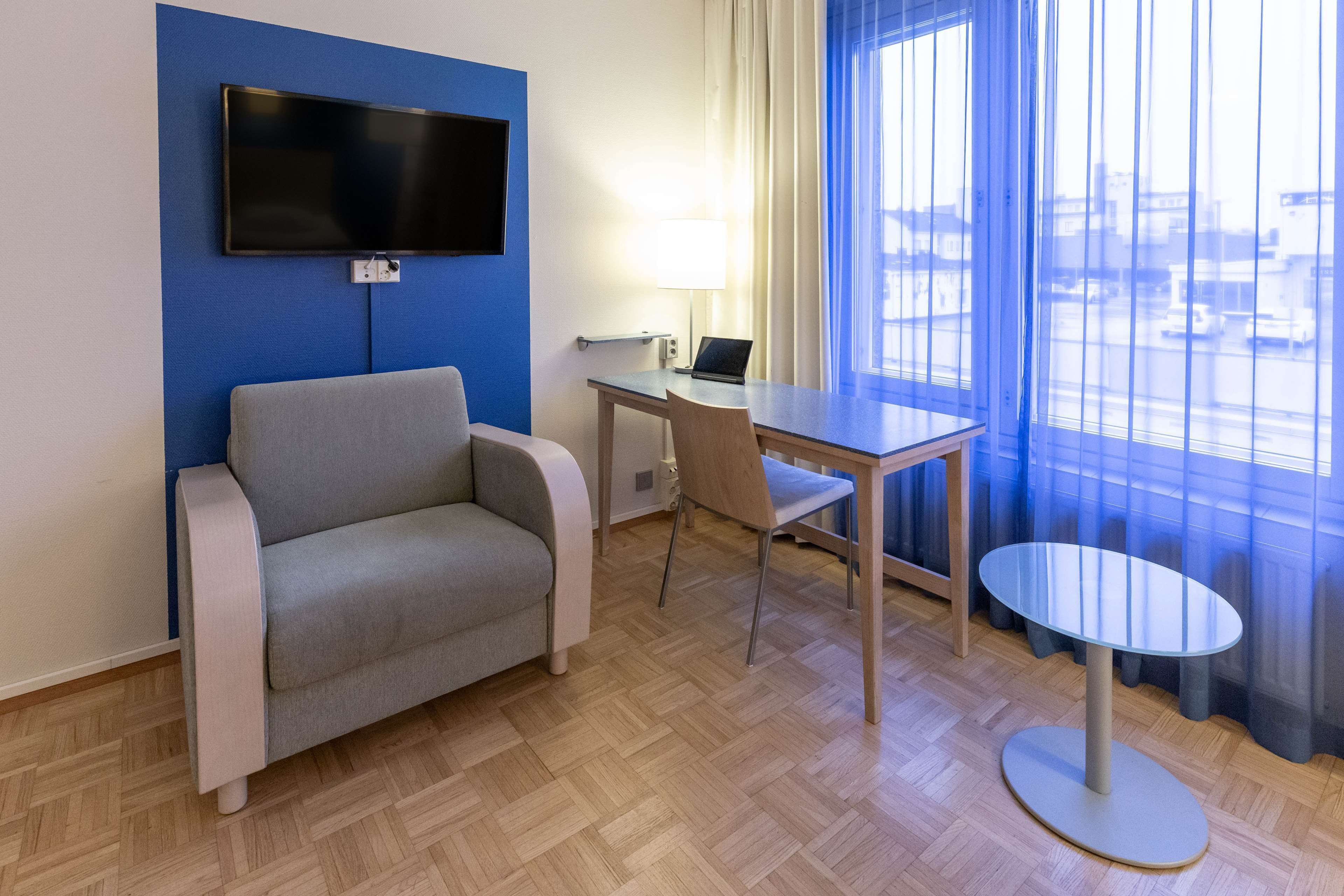 Meja kerja, tirai kedap cahaya, tempat tidur bayi gratis, dan Wi-Fi