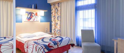 Escritorio, cortinas blackout, cunas gratuitas y wifi