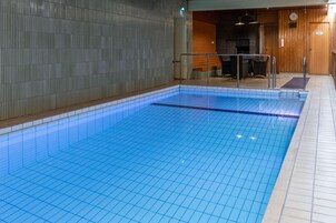 Una piscina cubierta