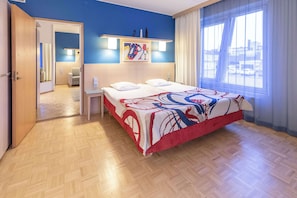 Chambre supérieure, Plusieurs lits (Plus) | Bureau, rideaux d’obscurcissement, lit de bébé (gratuit), Wi-Fi