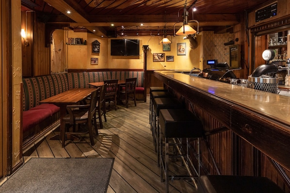 Serves dinner and happy hour