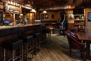 Sert le dîner et l'apéritif