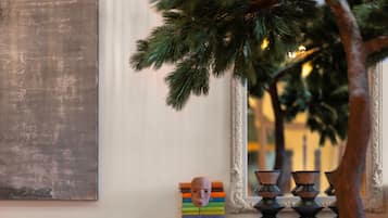 Un rincón acogedor con una mesa dispuesta para el desayuno, una chimenea y un espejo decorativo.