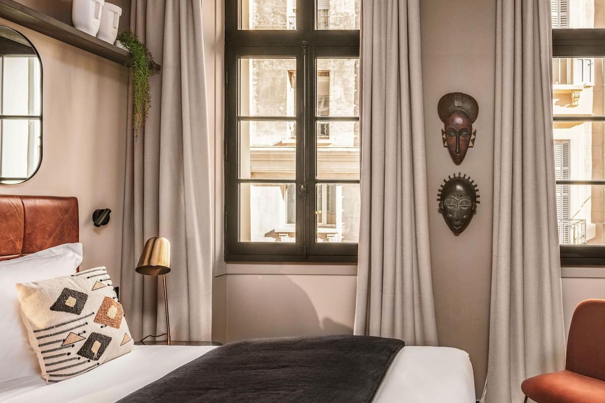 Literie de qualité supérieure, coffres-forts dans les chambres, bureau